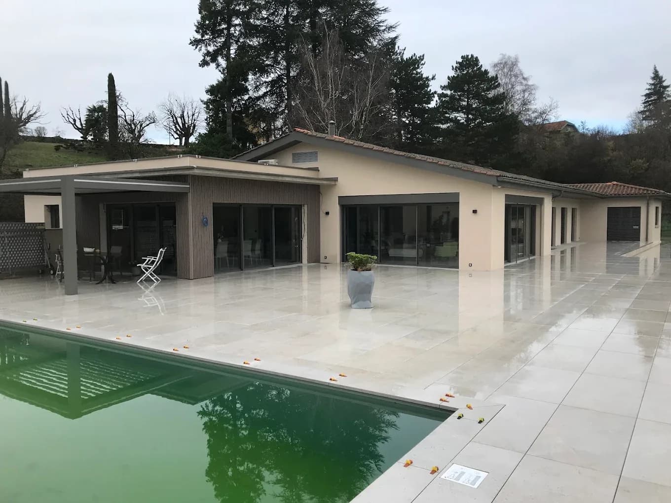 Villa moderne après ravalement de façade, terrasse et piscine, finition enduit clair