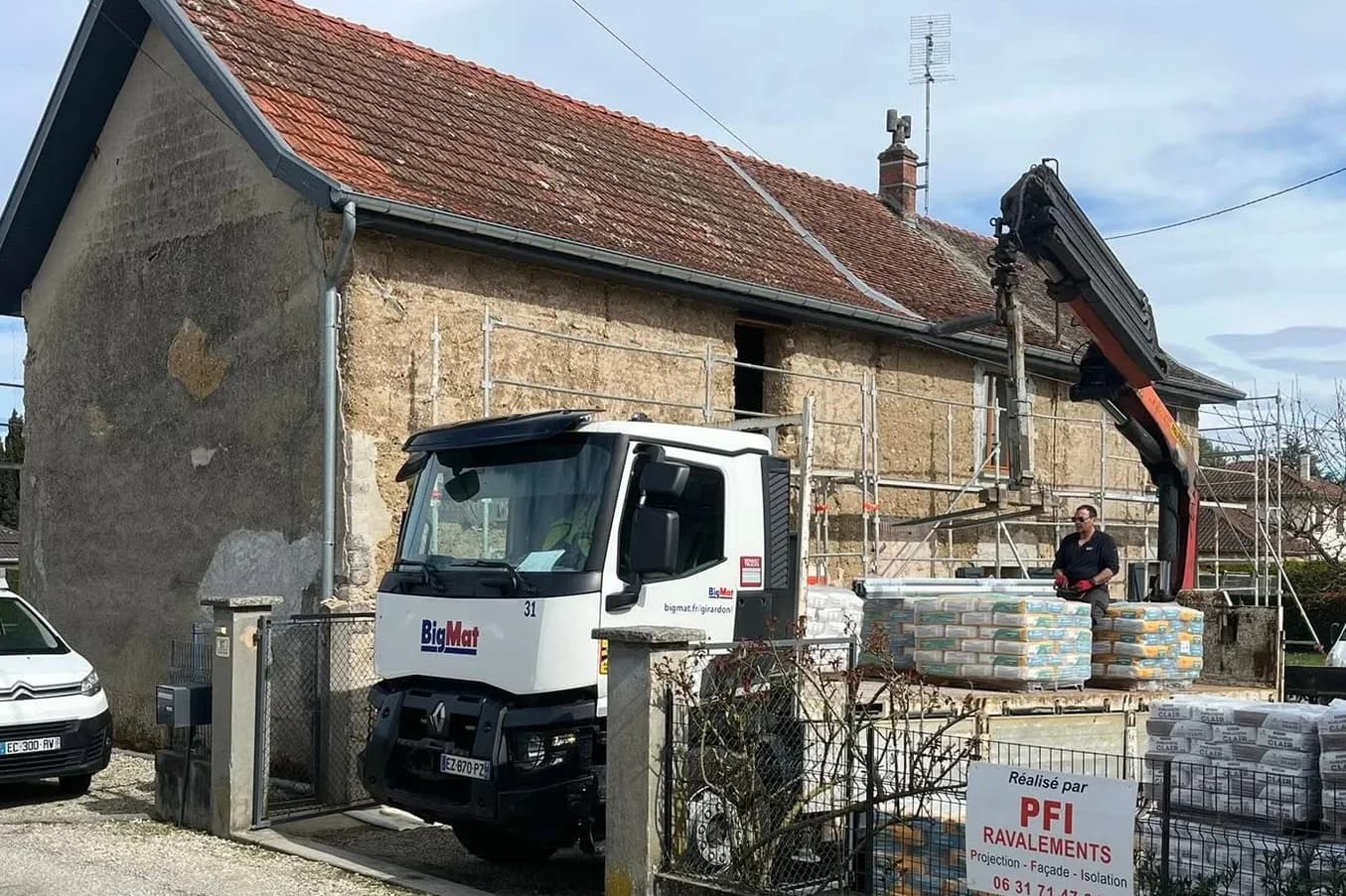 Livraison de matériaux pour enduit à la chaux sur maison ancienne en pisé, bannière PFI Ravalements