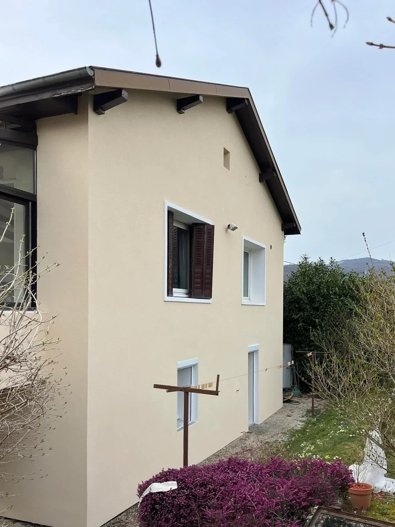 Vue complémentaire de la façade après ravalement, angle jardin, finition propre