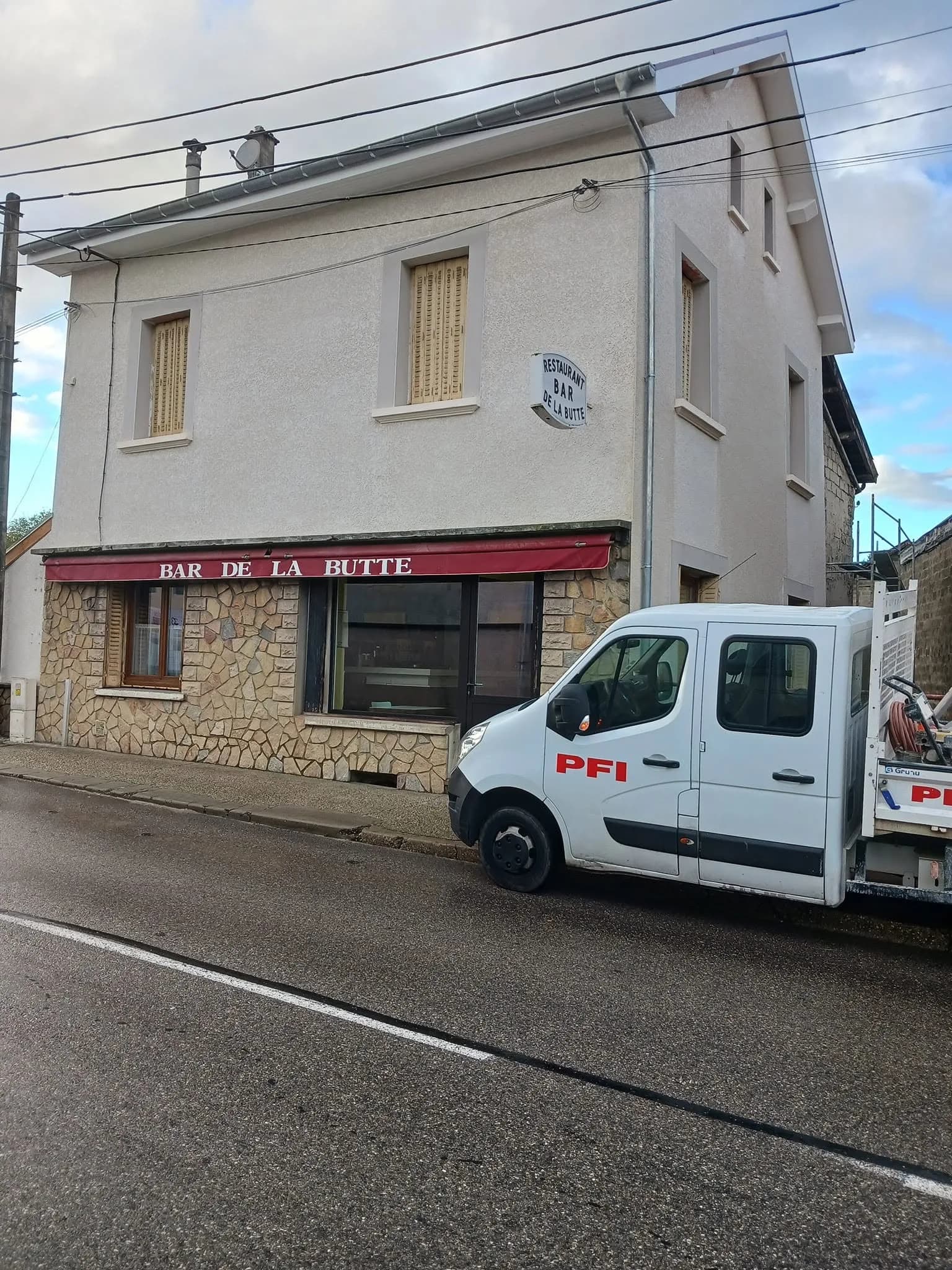Maison après ravalement de façade à La Bâtie, façade enduite, volets verts