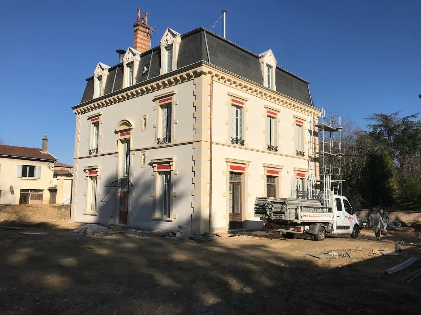 Façade de maison ancienne après peinture, vue de face